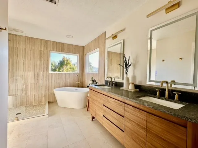 Freestanding tub in front of a fluted feature wall