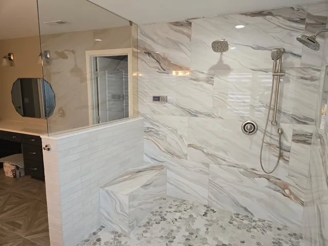 Marble shower with a built-in niche